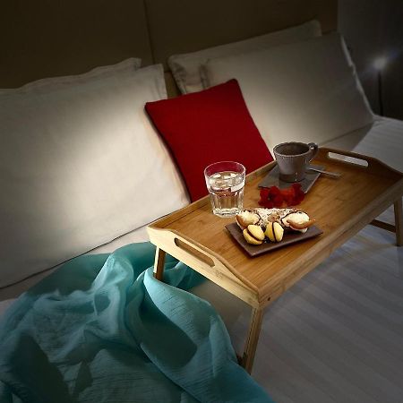 Casa Carolina: King Size Bed Across From Golden Beach デセンツァーノ・デル・ガルダ エクステリア 写真