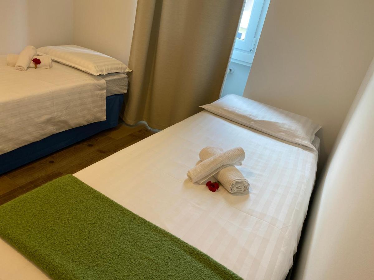 Casa Carolina: King Size Bed Across From Golden Beach デセンツァーノ・デル・ガルダ エクステリア 写真