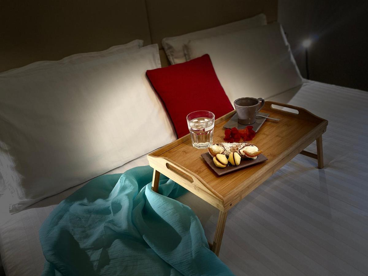 Casa Carolina: King Size Bed Across From Golden Beach デセンツァーノ・デル・ガルダ エクステリア 写真